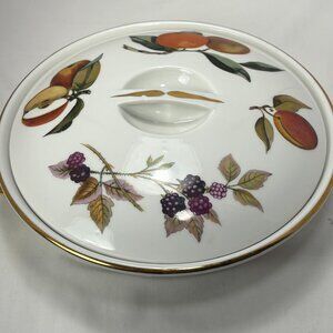 Royal Worcester bowl with lid. Tiny chip on the lid handle (last Picture)